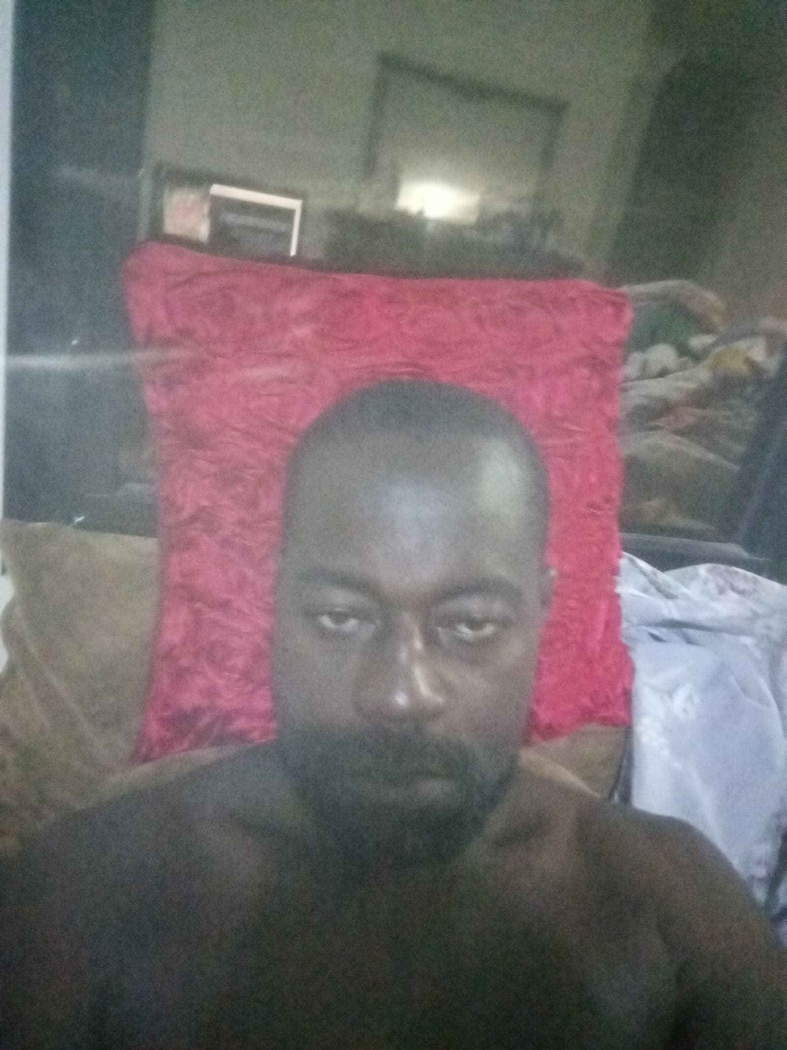 Photo vérifiée de Coulibaly jaden  devant son magasin